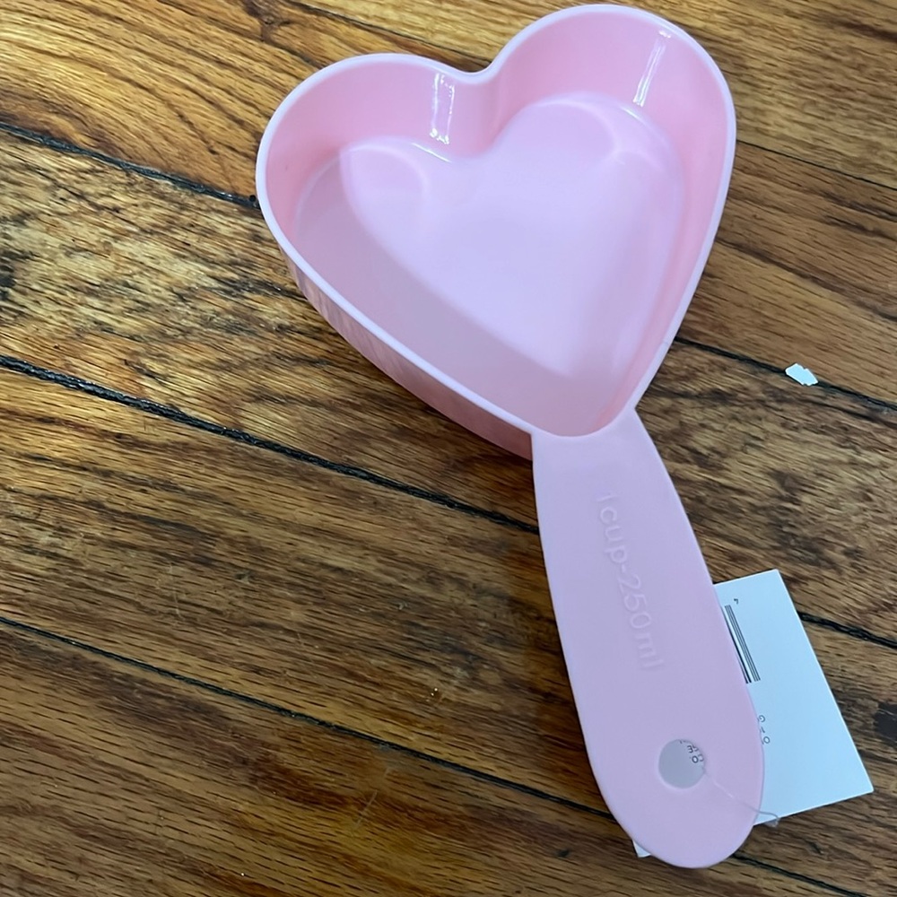 Free w/ purchase! NWT 1 cup / 250 mL heart shaped measuring cup